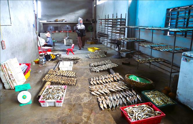 Nghề nướng cá biển truyền thống bằng than hoa của người dân làng biển xã Diễn Châu (tỉnh Nghệ An) nổi tiếng từ nhiều đời nay, được trao truyền, bảo lưu, gìn giữ qua nhiều thế hệ. Ảnh: Xuân Tiến - TTXVN 
