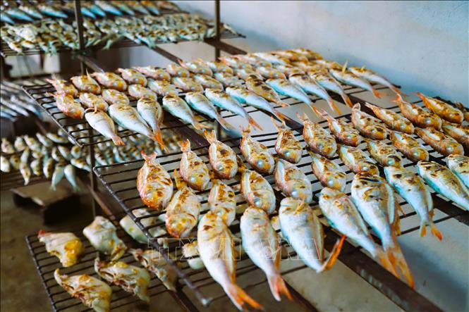 Quy trình sơ chế, nướng chín bằng phương thức thủ công nên sản phẩm cá biển nướng của người dân làng biển Diễn Châu có độ ngon, vị thơm, chất lượng, được người dân các vùng, miền trong tỉnh ưa chuộng, tin dùng. Ảnh: Xuân Tiến - TTXVN 