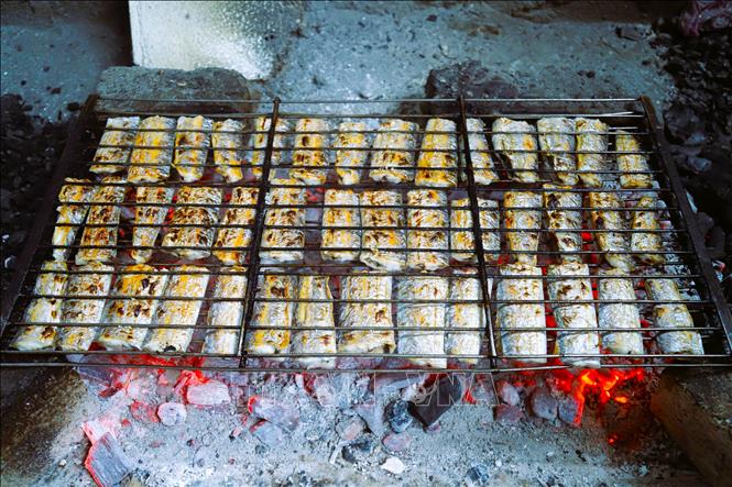 Sản phẩm cá Hố bỏ vây, vi, cắt khúc nướng lửa than hoa. Ảnh: Xuân Tiến - TTXVN