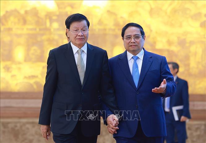 Thủ tướng Phạm Minh Chính và Tổng Bí thư, Chủ tịch nước Lào Thongloun Sisoulith. Ảnh: Dương Giang– TTXVN