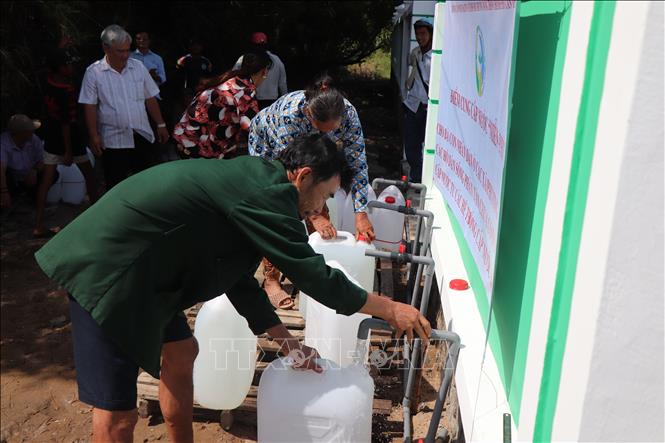 Người dân đến lấy nước miễn phí tại Trạm cấp nước Lạc Hòa (phường Vĩnh Châu), thành phố Cần Thơ. Ảnh: Thu Hiền - TTXVN
