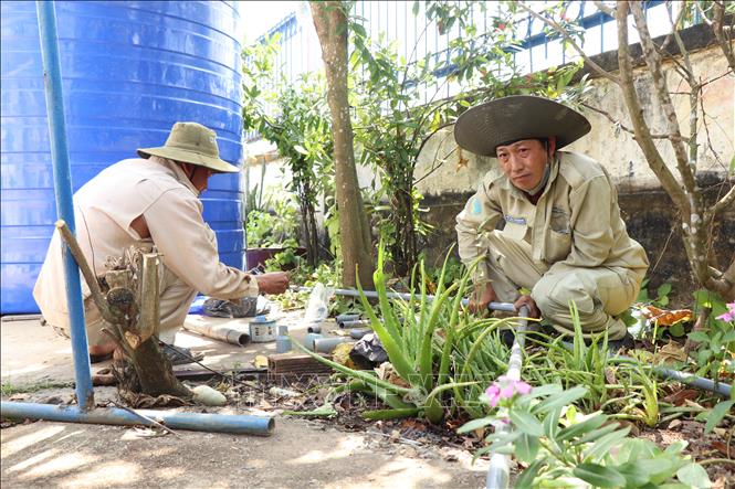 Nhân viên Trung tâm Nước sạch và Vệ sinh môi trường nông thôn thành phố Cần Thơ lắp đặt hệ thống cấp nước miễn phí cho người dân tại Trạm cấp nước Lịch Hội Thượng. Ảnh: Thu Hiền – TTXVN
