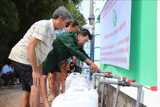 Nhiều người dân rất phấn khởi khi được sử dụng miễn phí nước sạch, đảm bảo chất lượng. Ảnh: Thu Hiền - TTXVN