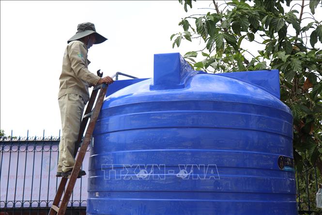 Mỗi điểm được lắp đặt bồn chứa 10.000 lít với hệ thống bơm tự động để cấp nước miễn phí cho người dân. Ảnh: Thu Hiền – TTXVN