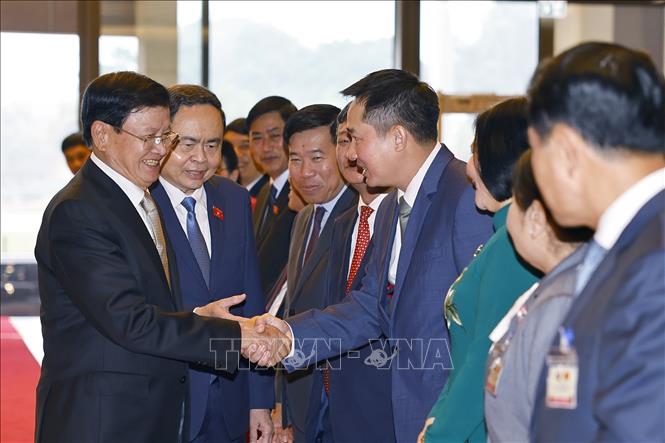 Chủ tịch Quốc hội Trần Thanh Mẫn và đoàn đại biểu Việt Nam đón Tổng Bí thư, Chủ tịch nước Lào Thongloun Sisoulith. Ảnh: Doãn Tấn – TTXVN