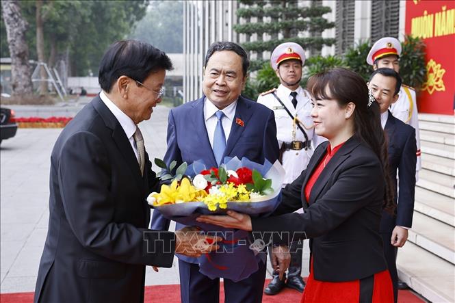 Chủ tịch Quốc hội Trần Thanh Mẫn đón Tổng Bí thư, Chủ tịch nước Lào Thongloun Sisoulith. Ảnh: Doãn Tấn – TTXVN