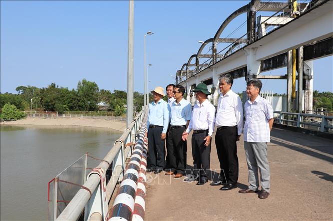 Phó Chủ tịch UBND tỉnh Vĩnh Long Châu Văn Hòa (thứ 3 từ phải qua) khảo sát cống Láng Thé. Ảnh: thanh Hòa - TTXVN
