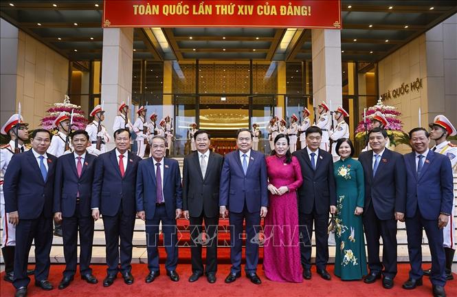 Chủ tịch Quốc hội Trần Thanh Mẫn và Tổng Bí thư, Chủ tịch nước Lào Thongloun Sisoulith với đại biểu đoàn Việt Nam. Ảnh: Doãn Tấn – TTXVN