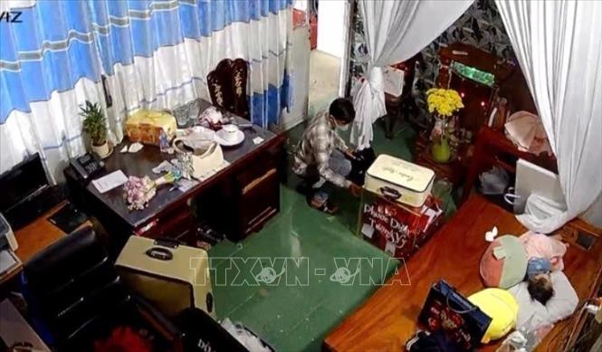 Ảnh trích xuất camera trưa 14/1/2026, Kiến Hữu Tín (37 tuổi, ngụ phường Long An, tỉnh Tây Ninh) trà trộn vào tiệc cưới ven quốc lộ 1 trộm thùng tiền mừng cưới. Ảnh: TTXVN phát