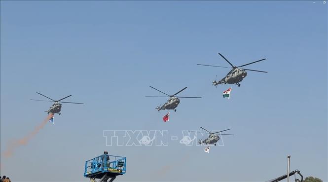 Bốn trực thăng Mi-17 1V bay theo đội hình bay nghi lễ Dhwaj của Không quân Ấn Độ đã rải hoa xuống đại lộ Kartavya. Ảnh: Ngọc Thúy - p/v TTXVN tại Ấn Độ