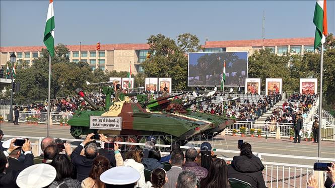 Ấn Độ phô diễn xe tăng T-90 tại lễ diễu hành. Ảnh: Ngọc Thúy - p/v TTXVN tại Ấn Độ