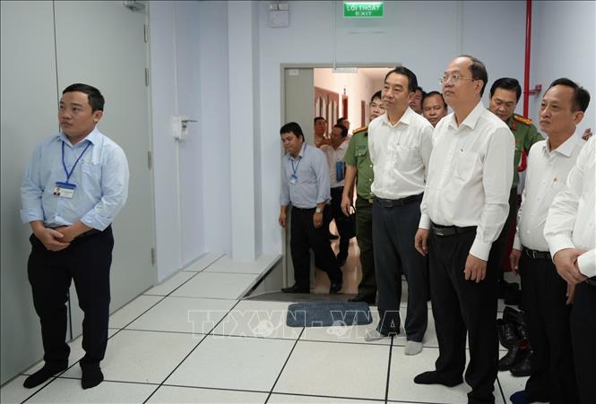 Đoàn công tác khảo sát tại Trung tâm Chuyển đổi số tỉnh Cà Mau. Ảnh: Tuấn Phi - TTXVN