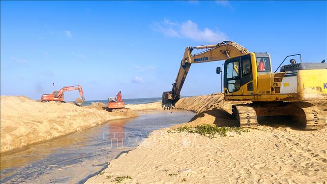 Để khơi thông dòng chảy sông Lý Hòa, UBND xã Đông Trạch đã huy động 6 máy đào, làm việc liên tục 24/24 giờ. Ảnh: Nguyên Linh - TTXVN