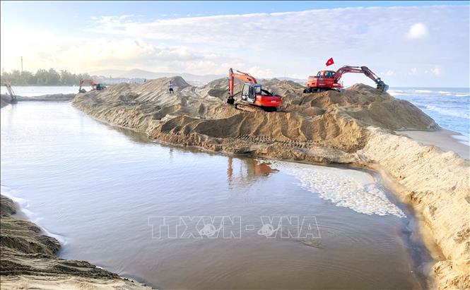 Để khơi thông dòng chảy sông Lý Hòa, UBND xã Đông Trạch đã huy động 6 máy đào, làm việc liên tục 24/24 giờ. Ảnh: Nguyên Linh - TTXVN