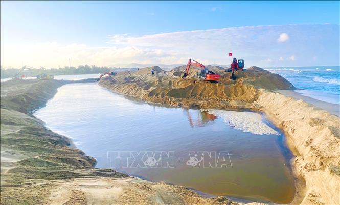 Để khơi thông dòng chảy sông Lý Hòa, UBND xã Đông Trạch đã huy động 6 máy đào, làm việc liên tục 24/24 giờ. Ảnh: Nguyên Linh - TTXVN