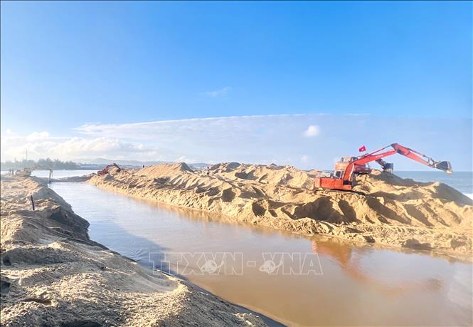 Để khơi thông dòng chảy sông Lý Hòa, UBND xã Đông Trạch đã huy động 6 máy đào, làm việc liên tục 24/24 giờ. Ảnh: Nguyên Linh - TTXVN