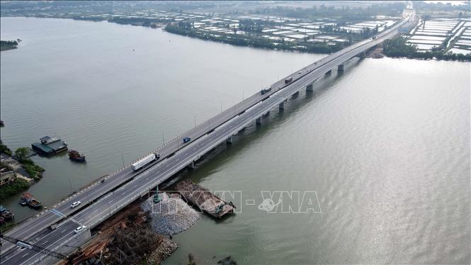 Cầu Quán Hàu mới có tổng chiều dài hơn 1,8 km, trong đó phần cầu dài 549m, tổng vốn đầu tư 200 tỷ đồng. Ảnh: Tá Chuyên - TTXVN