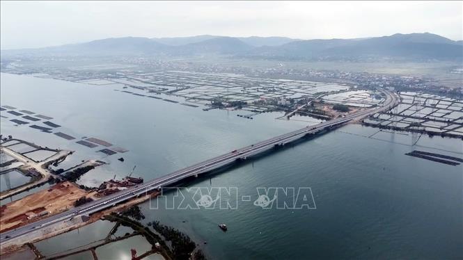 Cầu Gianh (mới) bắc qua sông Gianh nằm trên Quốc lộ 1A, đoạn qua xã Bắc Gianh và Nam Gianh, tỉnh Quảng Trị. Ảnh: Tá Chuyên - TTXVN