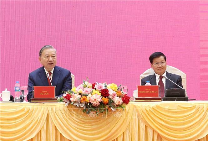 General Secretary of the Communist Party of Vietnam Central Committee To Lam and Party General Secretary and President of Laos Thongloun Sisoulith co-chair a briefing session in Hanoi on January 26 to inform on the outcomes of the 12th National Congress of the Lao People’s Revolutionary Party. Photo: VNA