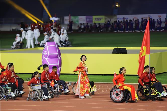 Đoàn thể thao người khuyết tật Việt Nam do Trưởng đoàn Lê Thị Hoàng Yến dẫn đầu tiến vào sân vận động. Ảnh: Đỗ Sinh - PV TTXVN tại Thái Lan