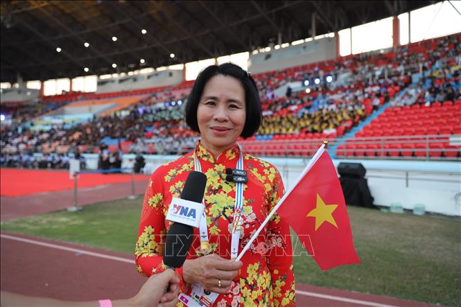 Trưởng đoàn Lê Thị Hoàng Yến trả lời phỏng vấn PV TTXVN. Ảnh: Đỗ Sinh - PV TTXVN tại Thái Lan