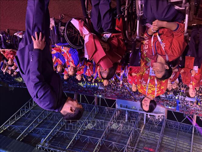 Đại sứ Phạm Việt Hùng tặng hoa chúc mừng đoàn vận động viên người khuyết tật Việt Nam. Ảnh: Phạm Hải - PV TTXVN tại Thái Lan