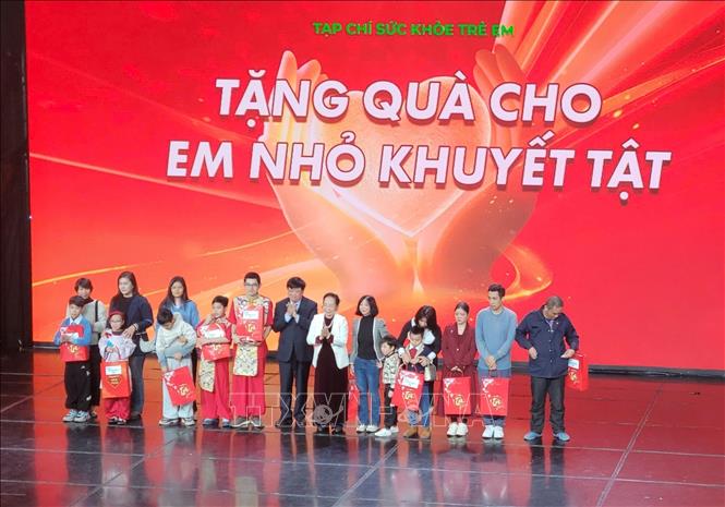 Phó giáo sư, Tiến sĩ Nguyễn Thế Kỷ - Phó Chủ tịch Hội đồng lý luận Trung ương và Giáo sư, Tiến sĩ Nguyễn Thị Doan, Chủ tịch Hội khuyến học Việt Nam trao quà cho trẻ khuyết tật. Ảnh: Phương Thanh -TTXVN