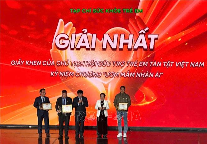 Phó giáo sư, Tiến sĩ Nguyễn Thế Kỷ - Phó Chủ tịch Hội đồng lý luận Trung ương và Giáo sư, Tiến sĩ Nguyễn Thị Doan, Chủ tịch Hội khuyến học Việt Nam trao giải Nhất cho cá nhân, tập thể được vinh danh tại chương trình. Ảnh: TTXVN phát