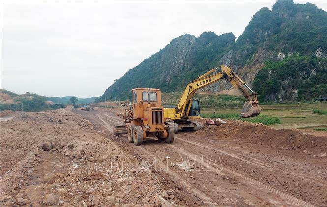 Nhà thầu thi công trên đường nối tỉnh lộ 342 với quốc lộ 279. Ảnh: Văn Đức - TTXVN 