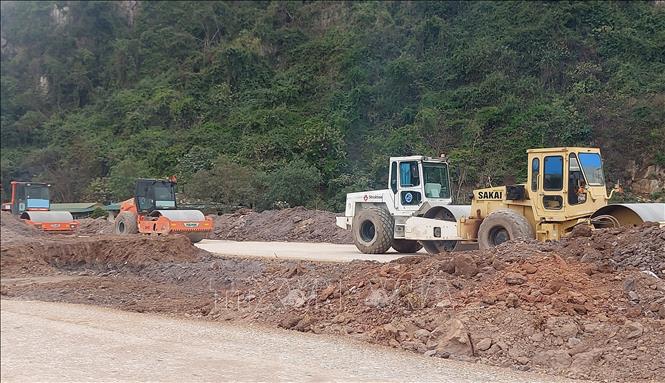 Nhà thầu thi công trên đường nối tỉnh lộ 342 với quốc lộ 279. Ảnh: Văn Đức - TTXVN 