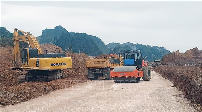 Nhà thầu thi công trên đường nối tỉnh lộ 342 với quốc lộ 279. Ảnh: Văn Đức - TTXVN 