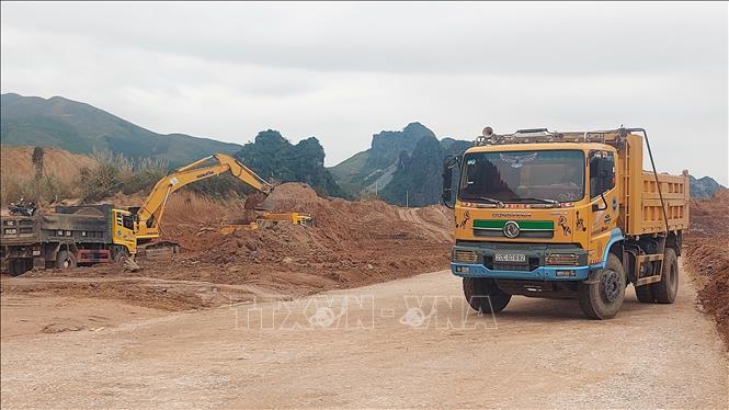 Nhà thầu thi công trên đường nối tỉnh lộ 342 với quốc lộ 279. Ảnh: Văn Đức - TTXVN 