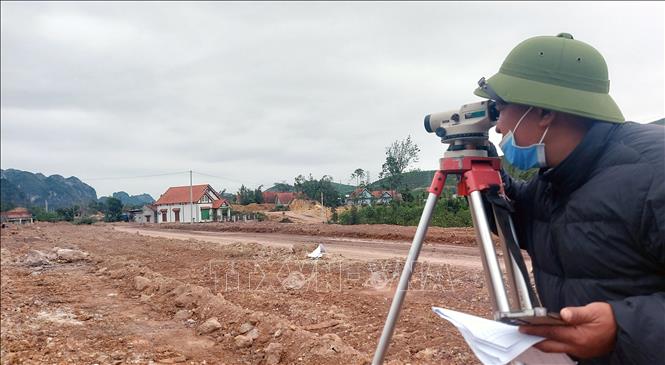 Nhà thầu thi công trên đường nối tỉnh lộ 342 với quốc lộ 279. Ảnh: Văn Đức - TTXVN 