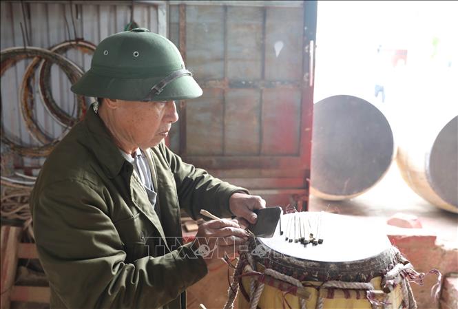 Thợ làm trống Đọi Tam thực hiện các công đoạn làm trống. Ảnh: Thanh Tuấn - TTXVN 
