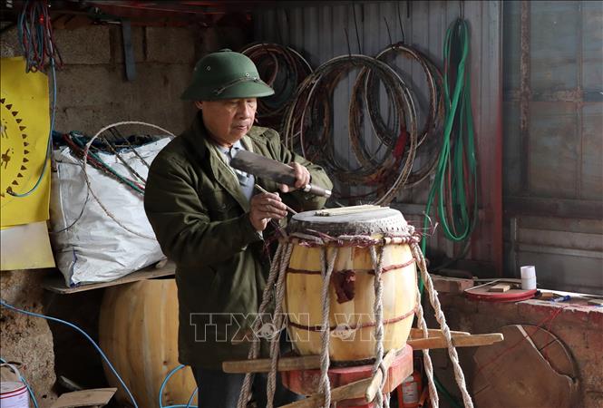 Thợ làm trống Đọi Tam thực hiện các công đoạn làm trống. Ảnh: Thanh Tuấn - TTXVN 