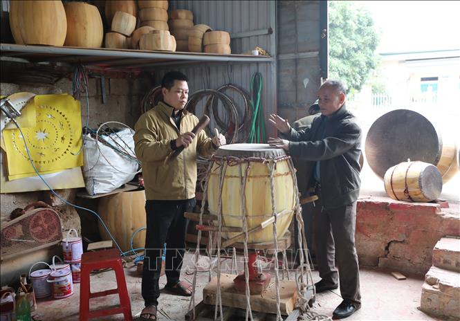 Thợ làm trống Đọi Tam thực hiện các công đoạn làm trống. Ảnh: Thanh Tuấn - TTXVN 