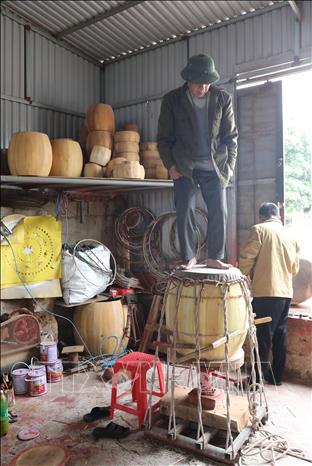 Thợ làm trống Đọi Tam thực hiện các công đoạn làm trống. Ảnh: Thanh Tuấn - TTXVN 