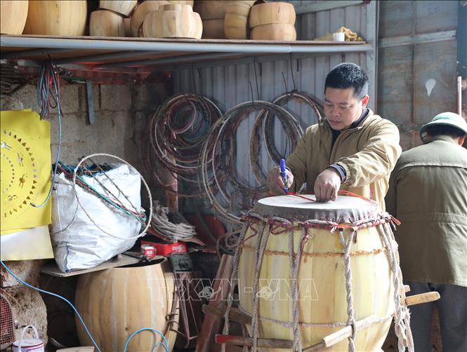 Thợ làm trống Đọi Tam thực hiện các công đoạn làm trống. Ảnh: Thanh Tuấn - TTXVN 