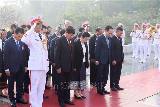 Tổng Bí thư, Chủ tịch nước Lào Thongloun Sisoulith và Phu nhân cùng Đoàn đại biểu cấp cao Đảng, Nhà nước Lào đến đặt vòng hoa tưởng niệm các Anh hùng liệt sĩ tại Đài tưởng niệm Bắc Sơn. Ảnh: An Đăng - TTXVN