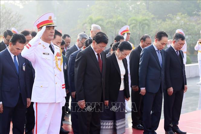 Tổng Bí thư, Chủ tịch nước Lào Thongloun Sisoulith và Phu nhân cùng Đoàn đại biểu cấp cao Đảng, Nhà nước Lào đến đặt vòng hoa tưởng niệm các Anh hùng liệt sĩ tại Đài tưởng niệm Bắc Sơn. Ảnh: An Đăng - TTXVN