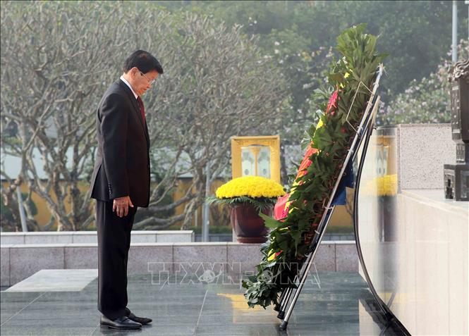 Tổng Bí thư, Chủ tịch nước Lào Thongloun Sisoulith tưởng niệm các Anh hùng liệt sĩ tại Đài tưởng niệm Bắc Sơn. Ảnh: An Đăng - TTXVN
