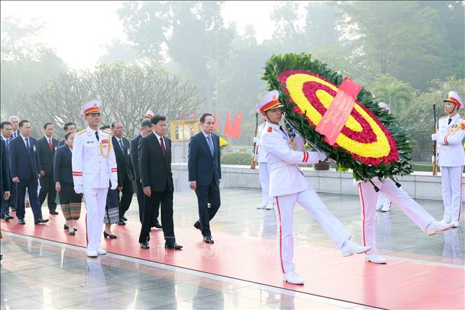 Tổng Bí thư, Chủ tịch nước Lào Thongloun Sisoulith và Phu nhân cùng Đoàn đại biểu cấp cao Đảng, Nhà nước Lào đến đặt vòng hoa tưởng niệm các Anh hùng liệt sĩ tại Đài tưởng niệm Bắc Sơn. Ảnh: An Đăng - TTXVN