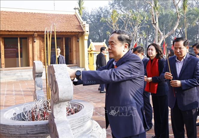 Chủ tịch Quốc hội Trần Thanh Mẫn dâng hương, tưởng nhớ Trưởng Ban Thường trực Quốc hội Bùi Bằng Đoàn. Ảnh: Doãn Tấn - TTXVN