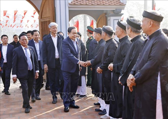 Chủ tịch Quốc hội Trần Thanh Mẫn đến dâng hương, tưởng nhớ Trưởng Ban Thường trực Quốc hội Bùi Bằng Đoàn. Ảnh: Doãn Tấn - TTXVN