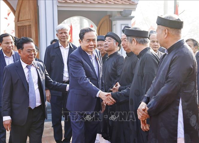 Chủ tịch Quốc hội Trần Thanh Mẫn đến dâng hương, tưởng nhớ Trưởng Ban Thường trực Quốc hội Bùi Bằng Đoàn. Ảnh: Doãn Tấn - TTXVN