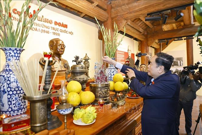 Chủ tịch Quốc hội Trần Thanh Mẫn dâng hương, tưởng nhớ Trưởng Ban Thường trực Quốc hội Bùi Bằng Đoàn. Ảnh: Doãn Tấn - TTXVN
