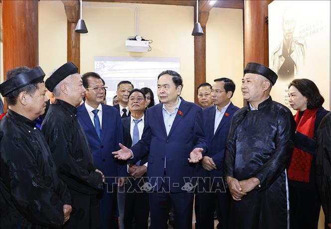  Chủ tịch Quốc hội Trần Thanh Mẫn với Ban quản lý và nhân dân tại Khu lưu niệm Trưởng Ban Thường trực Quốc hội Bùi Bằng Đoàn. Ảnh: Doãn Tấn - TTXVN