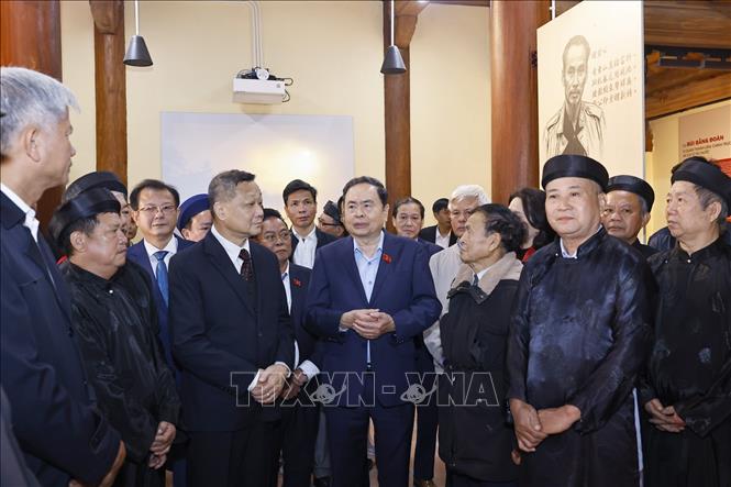  Chủ tịch Quốc hội Trần Thanh Mẫn với Ban quản lý và nhân dân tại Khu lưu niệm Trưởng Ban Thường trực Quốc hội Bùi Bằng Đoàn. Ảnh: Doãn Tấn - TTXVN