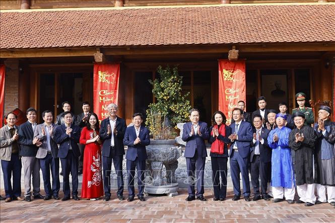  Chủ tịch Quốc hội Trần Thanh Mẫn với đại biểu. Ảnh: Doãn Tấn - TTXVN