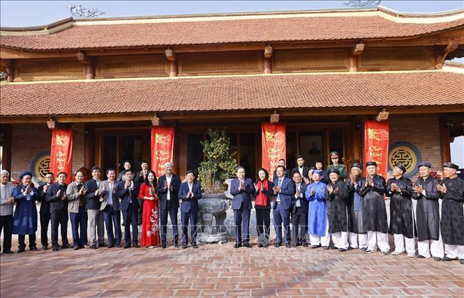  Chủ tịch Quốc hội Trần Thanh Mẫn với đại biểu. Ảnh: Doãn Tấn - TTXVN